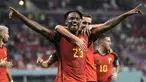 Timnas Belgia sukses memenangi laga perdananya di Grup F Piala Dunia 2022 dengan menekuk Kanada 1-0, Kamis (24/11/2022) dini hari WIB. Dalam laga yang digelar di Ahmad Bin Ali Stadium, Doha, Qatar, pasukan Roberto Martinez beruntung memiliki kiper tangguh dalam sosok Thibaut Courtois yang mampu menggagalkan sebuah eksekusi penalti Kanada. Sementara striker Michy Batshuayi menjadi penentu kemenangan dengan golnya di penghujung babak pertama. (AP/Hassan Ammar)