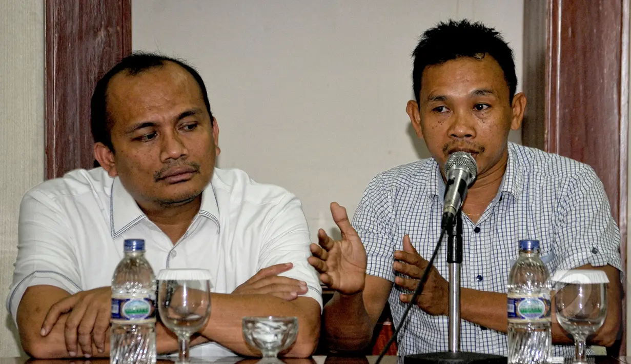 Pelatih Daud Yordan, Damianus Yordan (kanan) saat jumpa pers di Hotel Bidakara, Jakarta, Kamis (7/5/2015). Damianus menjelaskan duel nanti untuk mempertahankan gelar juara Ad Interim kelas ringan WBO Asia-Pasifik. (Liputan6.com/Yoppy Renato)