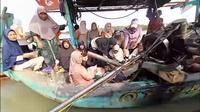 Emak-emak nelayan di Pemalang ajak makan bersama polisi yang sedang mengamankan larung sesaji Sedekah Laut di perairan Utara. (Foto: Liputan6.com/Polres Pemalang)