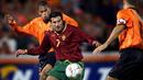 5. Luis Figo (Portugal) - Gelandang sayap ini merupakan pemain Portugal dengan jumlah caps terbanyak. Prestasi terbaiknya di Piala Eropa hanya mampu mencapai final pada 2004 namun kalah dari Yunani. (AFP/Robert Vos)