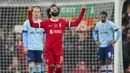 Pemain Liverpool, Mohamed Salah, melakukan selebrasi setelah mencetak gol ke gawang Brentford pada laga pekan ke-12 Liga Inggris 2023/2024 di Stadion Anfield, Minggu (12/11/2023). The Reds menang tiga gol tanpa balas. (AP Photo/Jon Super)