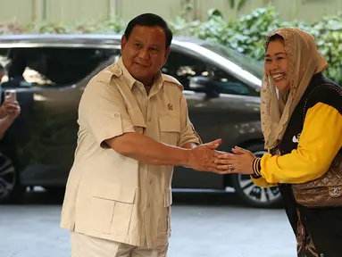 Putri Presiden ke-4 RI K.H. Abdurrahman Wahid, Zannuba Ariffah Chafsoh atau lebih akrab disapa Yenny Wahid menyambangi kediaman Ketua Umum DPP Partai Gerindra Prabowo Subianto di Jalan Kertanegara 4, Jakarta, pada Rabu sore (6/9/2023). (Liputan6.com/Johan Tallo)