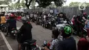 Kendaraan pengunjung memadati kawasan Monumen Masional (Monas), Jakarta, Minggu (1/1/2023). Monas menjadi salah satu destinasi wisata favorit warga baik dari Jakarta, maupun luar ibu kota, untuk menikmati liburan tahun baru. (Liputan6.com/Johan Tallo)