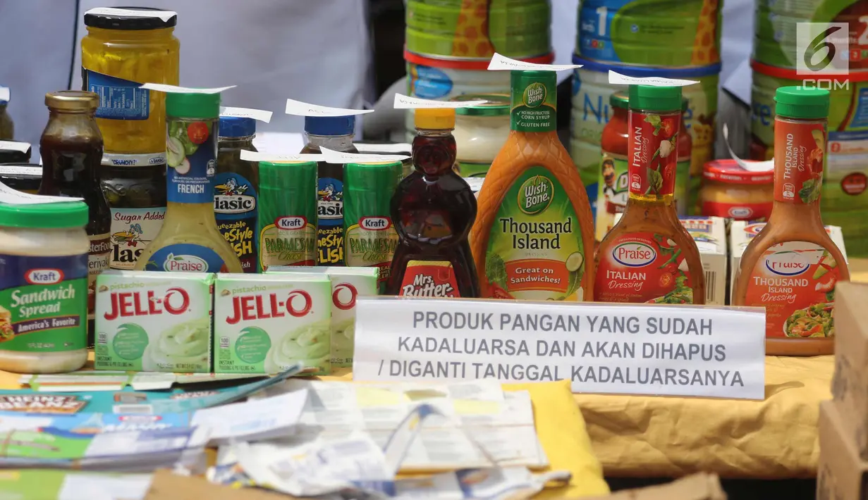 Barang bukti makanan kedaluwarsa di gudang di Jalan Kalianyar I, Jembatan Besi, Tambora, Jakarta Barat, Selasa (20/3). Dalam kasus ini, polisi menyita 96.060 produk makanan kemasan yang label kedaluwarsanya sudah diubah. (Liputan6.com/Arya Manggala)