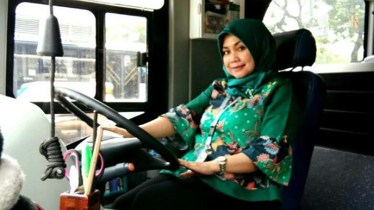 Pengemudi Wanita Bus City Tour Jakarta