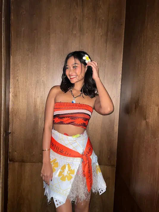 Sarah Tumiwa hadir sebagai Moana. Dengan two-pieces outfit bernuansa oranye dan putih, Sarah menambahkan bunga putih di rambutnya, menambah nuansa kental gadis pantai yang diperankannya. [Foto: Instagram/sarahtumiwa]