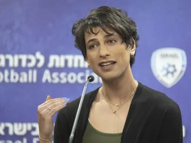 Wasit sepak bola Israel, Sapir Berman memberikan konferensi pers di Ramat Gan, pada Selasa (27/4/2021). Sapir Berman menyatakan diri sebagai seorang transgender dan menjadi satu-satunya perempuan dalam liga papan atas olah raga di negara itu. (AP Photo/Sebastian Scheiner)