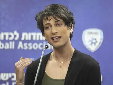 Wasit sepak bola Israel, Sapir Berman memberikan konferensi pers di Ramat Gan, pada Selasa (27/4/2021). Sapir Berman menyatakan diri sebagai seorang transgender dan menjadi satu-satunya perempuan dalam liga papan atas olah raga di negara itu. (AP Photo/Sebastian Scheiner)