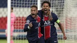 Bek Paris Saint-Germain atau PSG, Marquinhos bersama Neymar berselebrasi setelah mencetak gol ke gawang Manchester City pada leg pertama semifinal Liga Champions di Parc des Princes, Kamis (29/4/2021). Manchester City berhasil memetik modal penting saat menang 2-1 atas PSG. (AP Photo/Thibault Camus)