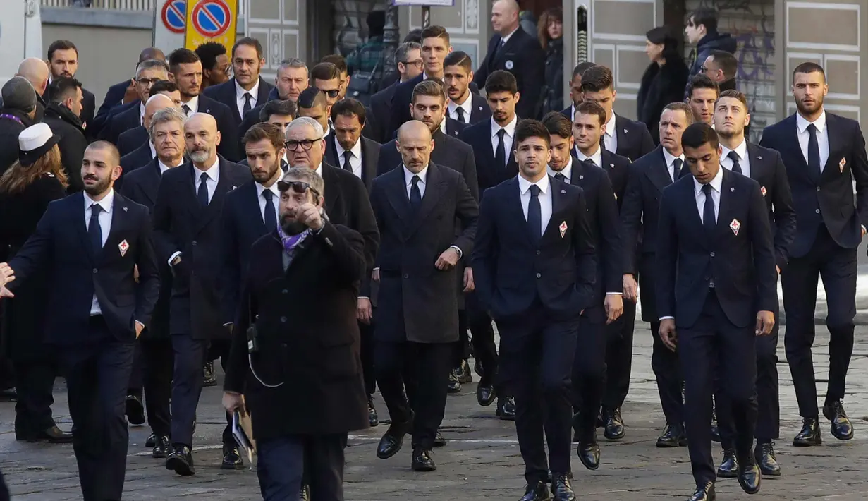 Para pemain Fiorentina tiba menghadiri upacara pemakaman Davide Astori di Florence, Italia, Kamis (8/3). Davide Astori meninggal pada usia 31 tahun di kamar hotel setelah terkena serangan jantung. (AP Photo/Alessandra Tarantino)