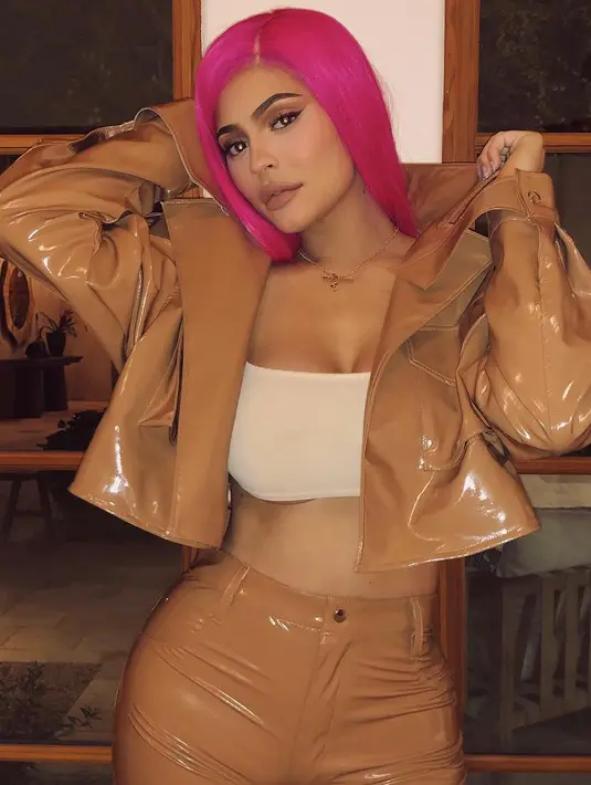 Kylie Jenner tampak cantik dengan rambut barunya yang berwarna terang. (instagram/kyliejenner)