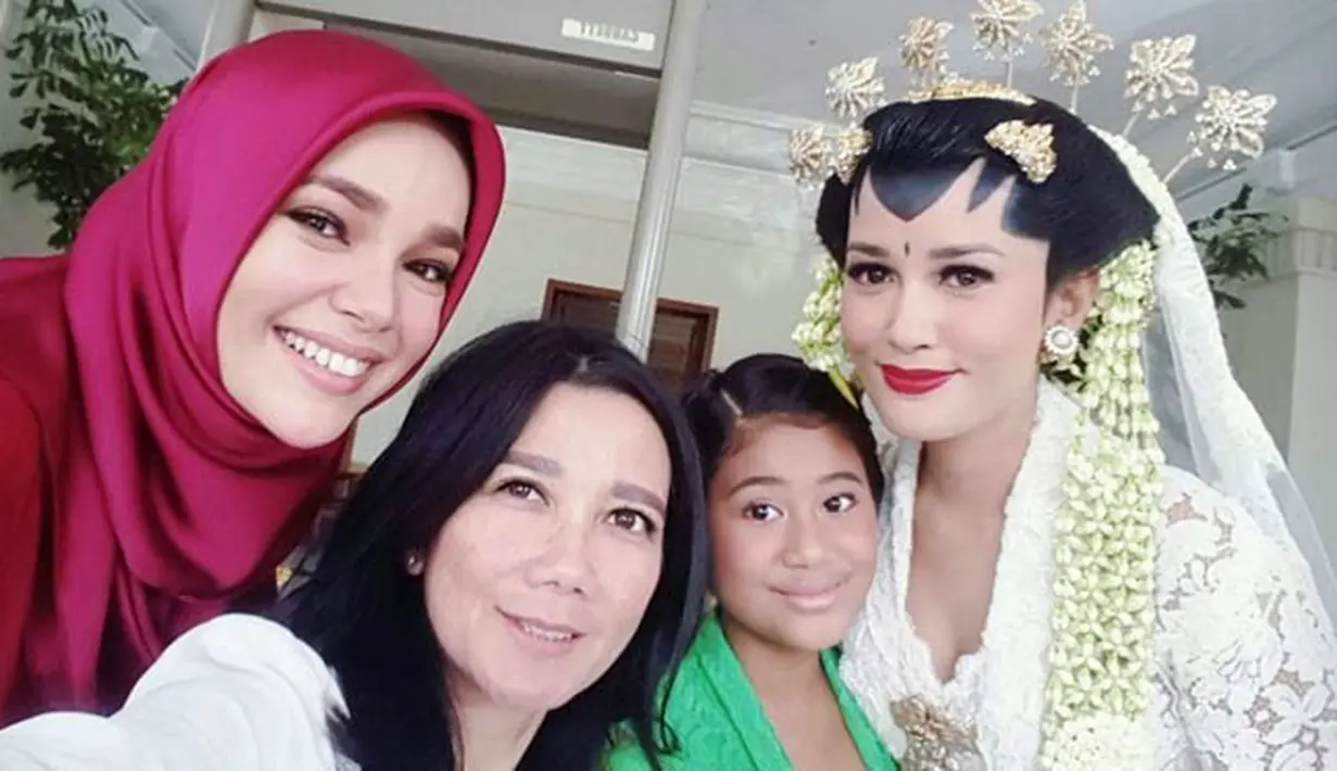 Deden menambahkan, bahwa akad nikah berjalan dengan lancar. Alasan privasi pernikahan di gelar secara tertutup bagi kalangan media. Dari foto yang beredar, beberapa selebriti terlihat hadir, diantaranya Dewi Sandra dan Soraya Larasati. (dok. Instagram)