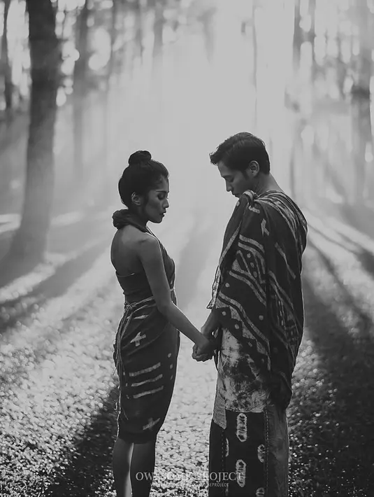 Kekompakan bergaya unik dan nyentrik ini berawal dari Tarra dan Gya belum resmi menikah. Mereka mengawalinya saat melakukan sesi foto prewedding yang tidak mengenakan gaun dan jas seperti kebanyakan pasangan. (Instagram/tarrabudiman)