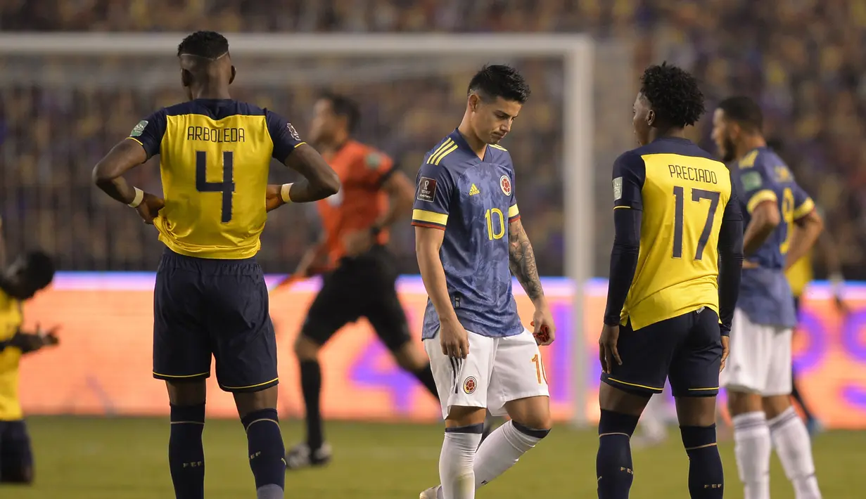 Striker Kolombia, James Rodriguez, tertunduk lesu usai laga lanjutan kualifikasi Piala Dunia 2022 zona CONMEBOL melawan Ekuador di Rodrigo Paz Delgado Stadium, Quito, Ekuador, Rabu (18/11/2020) pagi WIB. Kolombia kalah 1-6 dari Ekuador. (AFP/Rodrigo Buendia/Pool)