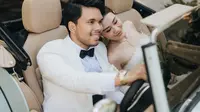 Setelah menggelar pengajian dan siraman, Thariq Halilintar dan Aaliyah Massaid pamer foto prewedding lagi berkonsep vintage hasil jepretan Michael Omar Liman. (Foto: Michael Omar Liman dari Instagram @thariqhalilintar)