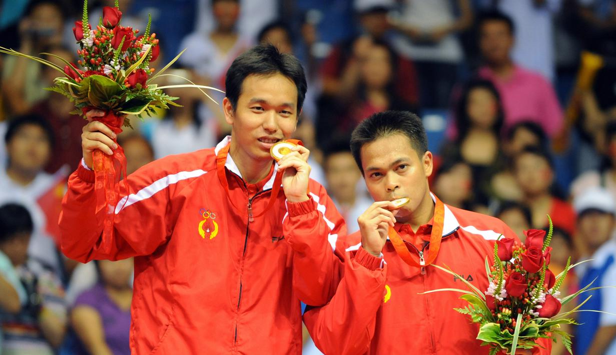 Medali emas Ganda Putra Olimpiade 2008. Dalam partai final cabang bulutangkis Olimpiade 2008 yang digelar di Beijing, Cina, Markis Kido/Hendra Setiawan mengalahkan andalan tuan rumah, Cai Yun/Fu Haifeng dengan skor 11-21, 21-11, 21-16. (Foto: AFP/Goh Chai Hin)