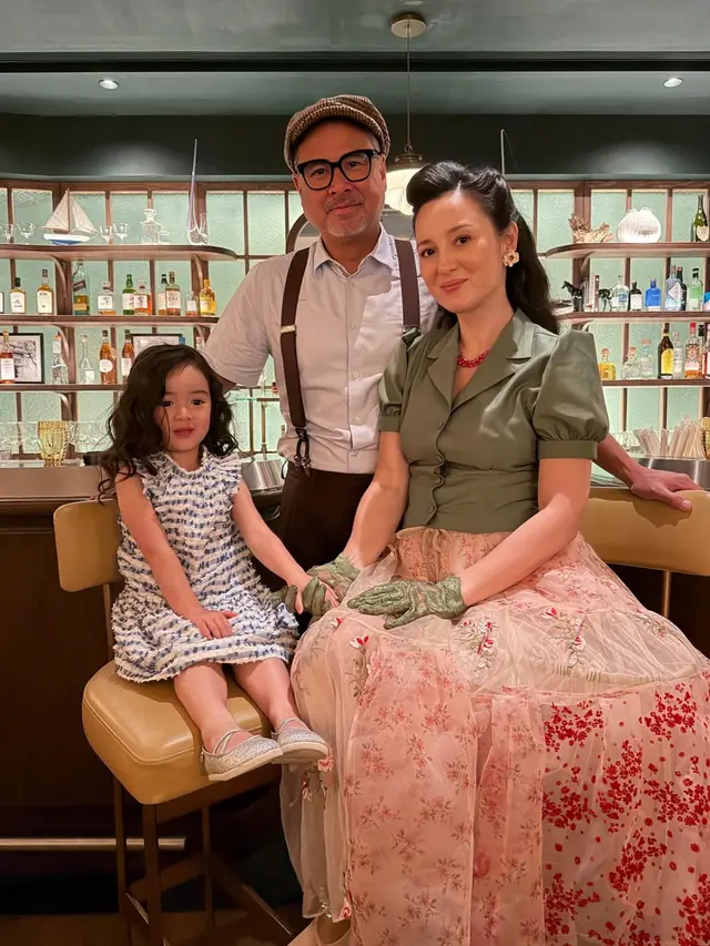 Julie Estelle Sedang Hamil Anak ke-2 saat liburan ke Hong Kong dengan gaya vintage. [@julstelle]