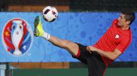 Pemain Polandia, Robert Lewandowski melakukan jugling saat sesi latihan di lympic Marseille Training Ground, Marseille, Prancis, (29/6/2016). (REUTERS/Kai Pfaffenbach)