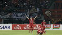Pemain Persija Jakarta merayakan kemenangan saat melawang Tira Persikabo pada laga Shopee Liga 1 di Stadion Patriot Chandrabhaga, Bekasi, Minggu (3/11). Persija menang 2-0 atas Tira Persikabo. (Bola.com/Yoppy Renato)