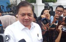 VIDEO: Airlangga Tunjuk Wartawan Bantah Mundur Jadi Menko Usai Temui Prabowo: Siapa yang Nitip?