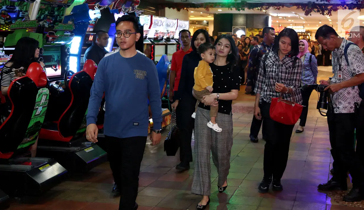 Cucu Presiden Joko Widodo, Jan Ethes Srinarendra saat tiba bersama ibunya Selvi Ananda dan Gibran Rakabuming dan Jokowi di Sun Plaza Medan, Sumatera Utara, Jumat (24/11). (Liputan6.com/Johan Tallo)