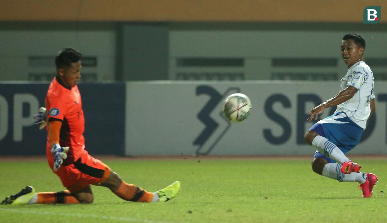 Pemain Persib Bandung, Febri Hariyadi (kanan) menendang bola ke gawang Persikabo 1973 yang dijaga Syahrul Trisna Fadillah dalam laga pekan ke-5 BRI Liga 1 2021/2022 di Stadion Wibawa Mukti, Cikarang, Senin (27/9/2021). (Bola.com/Ikhwan Yanuar)