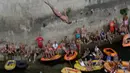 Penonton menyaksikan seorang peserta melompat dari Jembatan Old Mostar pada kompetisi menyelam tradisional ke-452 di Mostar, Bosnia, 29 Juli 2018. Kontes ini  sukses menarik 40 peserta lokal dan internasional dan penonton beberapa ribu. (AP/Amel Emric)