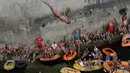 Penonton menyaksikan seorang peserta melompat dari Jembatan Old Mostar pada kompetisi menyelam tradisional ke-452 di Mostar, Bosnia, 29 Juli 2018. Kontes ini  sukses menarik 40 peserta lokal dan internasional dan penonton beberapa ribu. (AP/Amel Emric)