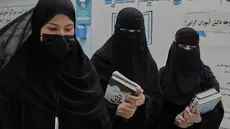 Sejumlah anak perempuan mengenakan jilbab berjalan di halaman sebuah pusat pendidikan agama di Kabul, Afghanistan, Rabu (28/5/2025). (Dok. AP Photo/Ebrahim Noroozi)