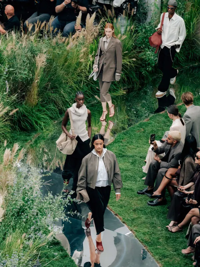 Pertunjukan di Palazzo del Senato, Milan, memberikan pemandangan yang unik.