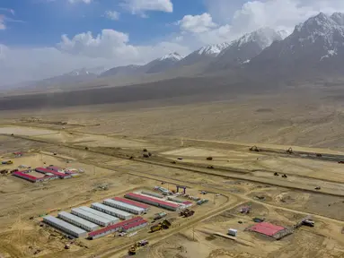 Foto dari udara menunjukkan lokasi pembangunan Bandara Taxkorgan di Prefektur Kashgar, Daerah Otonom Uighur, Xinjiang, China, Rabu (3/6/2020). Bandara Taxkorgan belokasi di ketinggian 3.252 meter di atas permukaan laut (mdpl). (Xinhua/Hu Huhu)