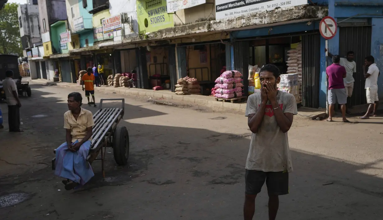 <p>Buruh menunggu untuk mencari pekerjaan di pasar grosir di Kolombo, Sri Lanka, Minggu (26/6/2022). Perdana Menteri Ranil Wickremesinghe mengungkapkan bahwa ekonomi Sri Lanka telah bangkrut setelah berbulan-bulan berjuang menghadapi kekurangan pasokan makanan, bahan bakar dan listrik. (AP Photo/Eranga Jayawardena)</p>