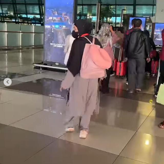 6 Potret Rara LIDA Antar Ibu Berangkat Haji, Perpisahan di Bandara Penuh Haru
