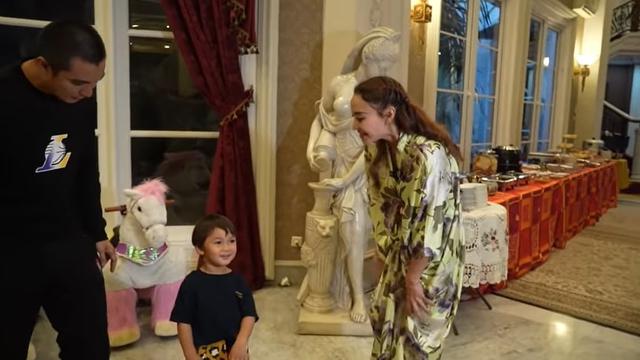 Momen pertemuan Kiano Tiger Wong dengan mantan pengasuhnya, Suster Rahma