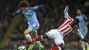 Aksi pemain Manchester City, Leroy Sane (kiri) mencoba melewati hadangan pemain Stoke City, Mame Biram Dioufada lanjutan Premier League di Etihad Stadium, (8/3/2017). Manchester City bermain imbang 0-0. (Mike Egerton(/PA via AP)