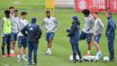 Pelatih Bayern Munchen, Hansi Flick, memberikan arahan kepada anak asuhnya saat sesi latihan, Selasa (5/4/2020). Sejumlah klub liga Jerman kembali menggelar latihan jelang bergulirnya kembali Bundesliga. (AFP/Christof Stache)