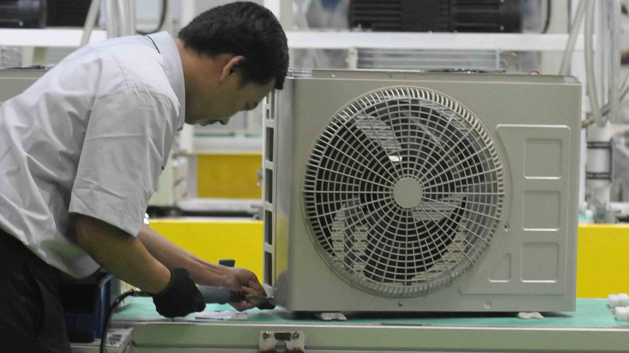 Perusahaan elektronik asal Jepang, Sharp, resmi membuka pabrik barunya di kawasan Karawang International Industrial City (KIIC), Karawang, Jawa Barat, Rabu (23/8/2023). Pabrik baru Sharp tersebut nantinya akan memproduksi alat penyejuk ruangan atau AC.