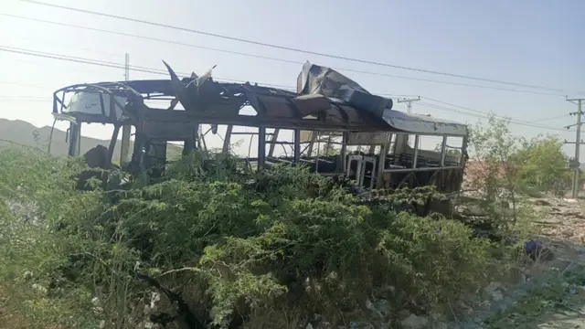 Setidaknya tiga anak dan dua orang dewasa tewas dalam serangan ledakan bom yang menargetkan bus sekolah di Pakistan. [Handout/Administrasi Distrik Khuzdar]