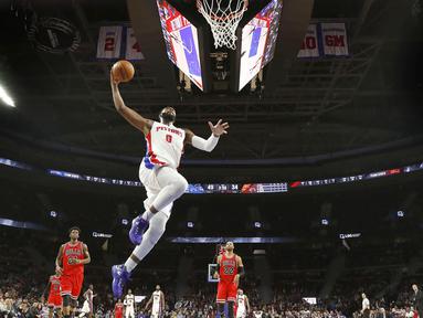 Aksi pemain Detroit Pistons, Andre Drummond #0 saat melakukan dunks melawan Chicago Bulls pada laga NBA di Auburn Hills, (07/12/2016). Detroit menang 102-91. (AP/Paul Sancya)