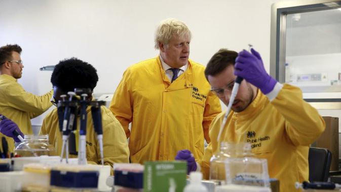 Perdana Menteri Inggris Boris Johnson mengunjungi laboratorium di Layanan Infeksi Nasional Inggris Kesehatan Masyarakat, setelah lebih dari 10 pasien Virus Corona diidentifikasi di Inggris, di Colindale, London utara, Minggu, 1 Maret 2020. (Henry Nicholls / Pool Foto via AP)
