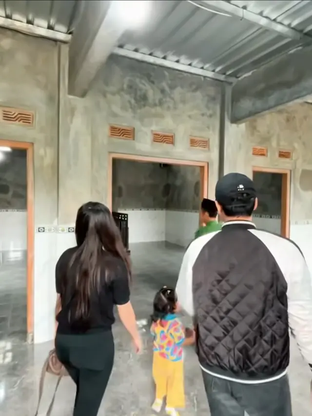 Nanda Arsyinta Bangun Masjid