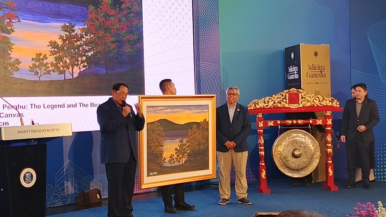 SBY Tuangkan Kenangan di Bandung Lewat Lukisan "Tangkuban Perahu" untuk ITB