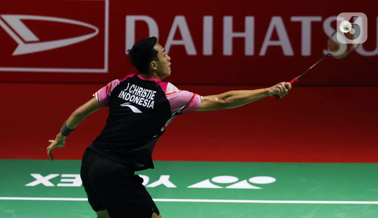 Pebulu tangkis tunggal putra Indonesia Jonatan Christie saat bertanding melawan sesama pebulu tangkis tunggal putra Indonesia Shesar Hiren Rhustaviti pada babak 16 besar turnamen Daihatsu Indonesia Masters 2023 di Istora Senayan, Jakarta, Kamis (26/1/2023). Jonatan Christie menang atas Shesar Hiren Rhustavito dengan skor 21-16 dan 21-15. (Liputan6.com/Herman Zakharia)
