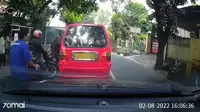 Angkot berhenti di tengah jalan (Instagram/@dashcamindonesia)