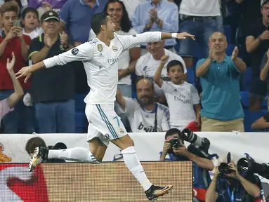 Bintang Real Madrid, Cristiano Ronaldo merayakan golnya ke gawang APOEL Nicosia pada laga grup H Liga Champions di Santiago Bernabeu stadium, Madrid, (13/9/2017). Real Madrid Menang 3-0. (AP/Francisco Seco)
