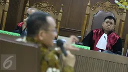 Hakim Ketua mendengarkan Nurhadi saat sidang kasus suap Panitera PN Jakpus Edy Nasution di Pengadilan Tipikor, Jakarta, Rabu (26/10).  Edy Nasution didakwa menerima suap sebesar Rp 1,7 miliar dari petinggi Lippo Group. (Liputan6.com/Helmi Afanadi)