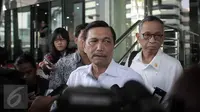 Kepala Staf Kepresidenan Luhut Binsar Panjaitan mendatangi Gedung KPK, Jakarta, Jumat (19/6/2015). Kedatangan Luhut untuk menyerahkan laporan harta kekayaan penyelenggara negara (LKHPN). (Liputan6.com/Helmi Afandi)