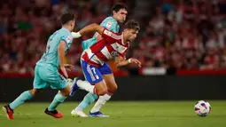 Granada sempat unggul dua gol lewat Bryan Zaragoza. Namun, keunggulan itu mampu dikejar tim tamu melalui gol Lamine Yamal dan Sergi Roberto. (AP Photo/Fermin Rodriguez)