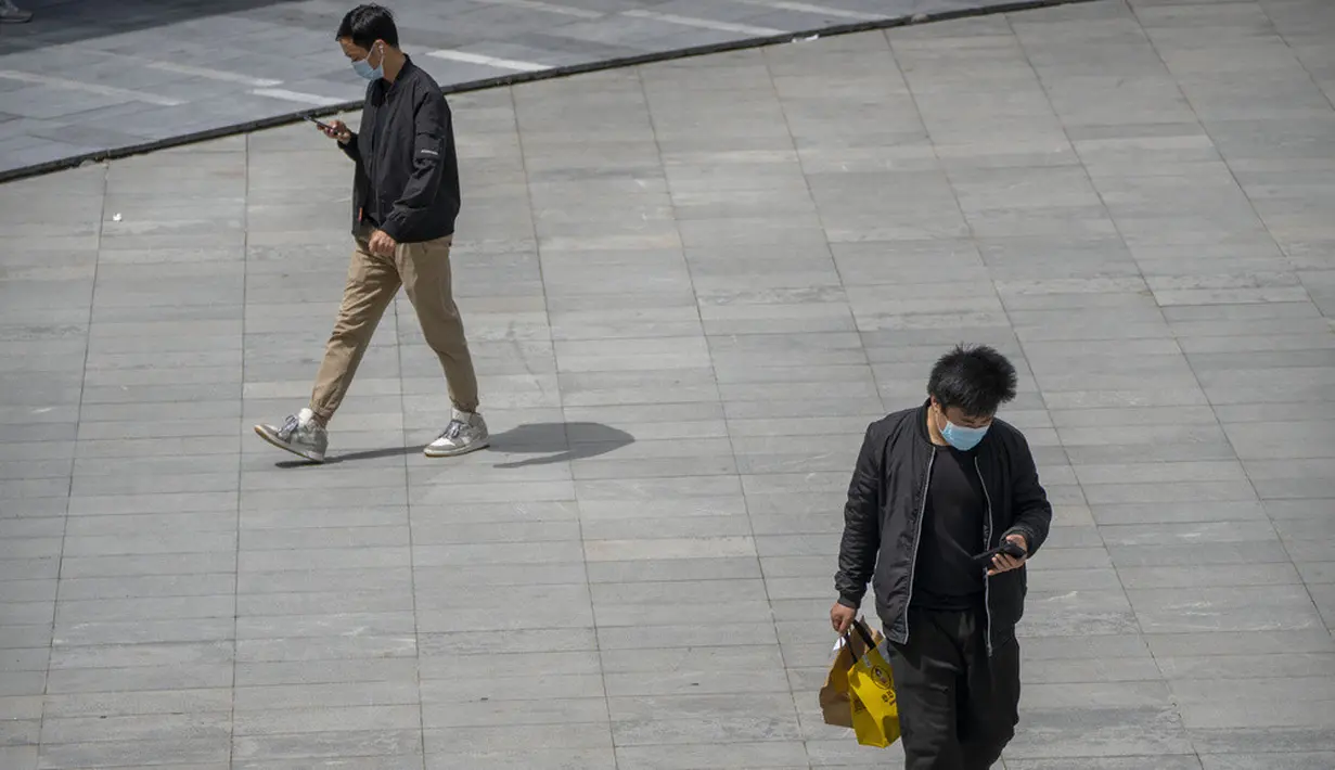 <p>Antrean membentang ratusan meter di sekitar kuil di China pada akhir pekan, saat para jemaat muda yang putus asa berdoa untuk mendapatkan pekerjaan dalam ekonomi yang perlahan pulih dari pandemi covid. (AP Photo/Mark Schiefelbein)</p>