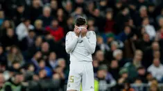 Reaksi gelandang Real Madrid, Federico Valverde pada laga perempat final Copa del Rey melawan Real Sociedad di Santiago Bernabeu, Kamis (6/2/2020). Real Madrid gagal melaju ke semifinal Copa del Rey setelah dibungkam Real Sociedad dengan skor 3-4. (AP Photo/Manu Fernandez)